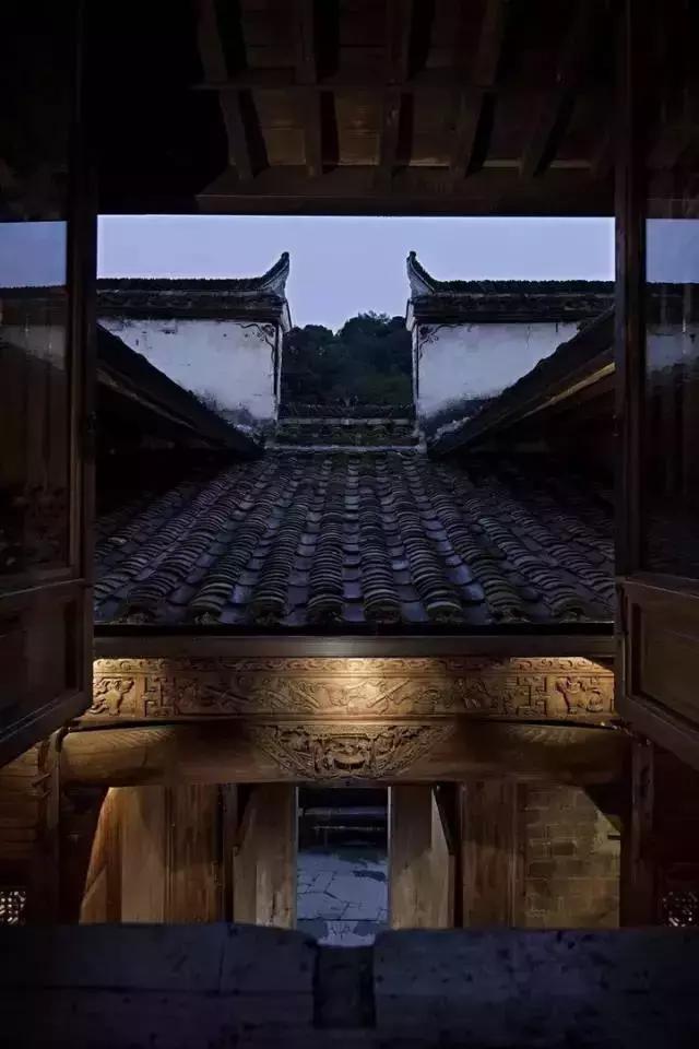 青瓦灰墻，高瓴飛檐，處處消磨時(shí)光