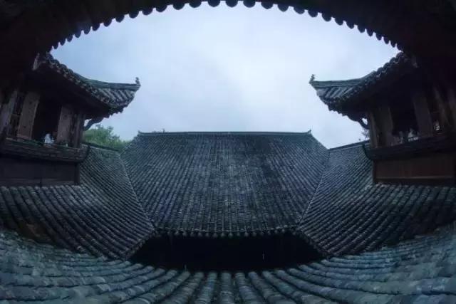 青瓦灰墻，高瓴飛檐，處處消磨時(shí)光